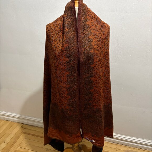 Pine Cone Hill reversible wool paisley jacquard oversize wrap in black & rust - Picture 2 of 11